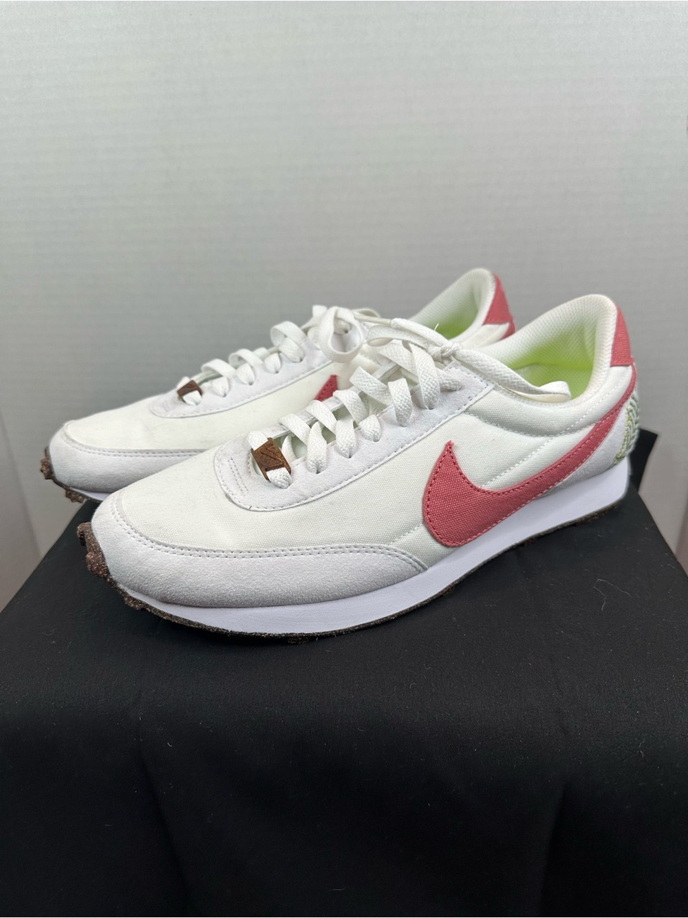 Nike Women's Low-Profile Trainer in White with Pink Swoosh, Catechu, size 9.5